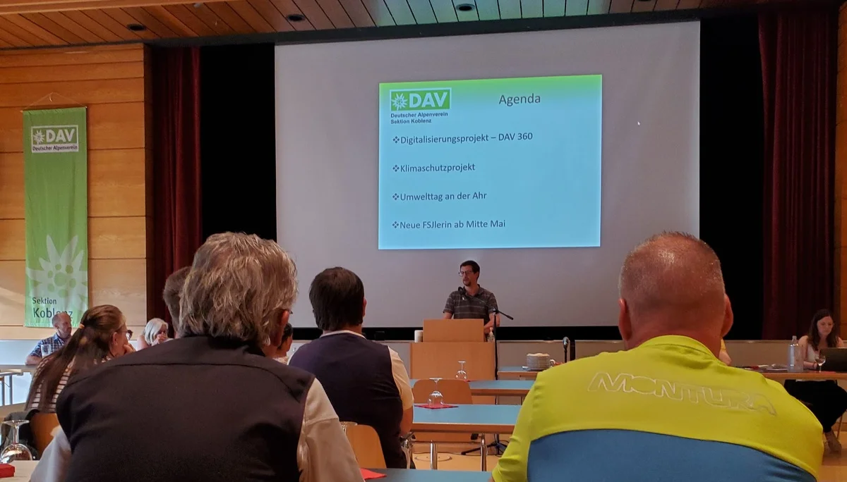 Der stellvertretende Vorsitzende Jörg Bach trägt vor | © Uwe Henning