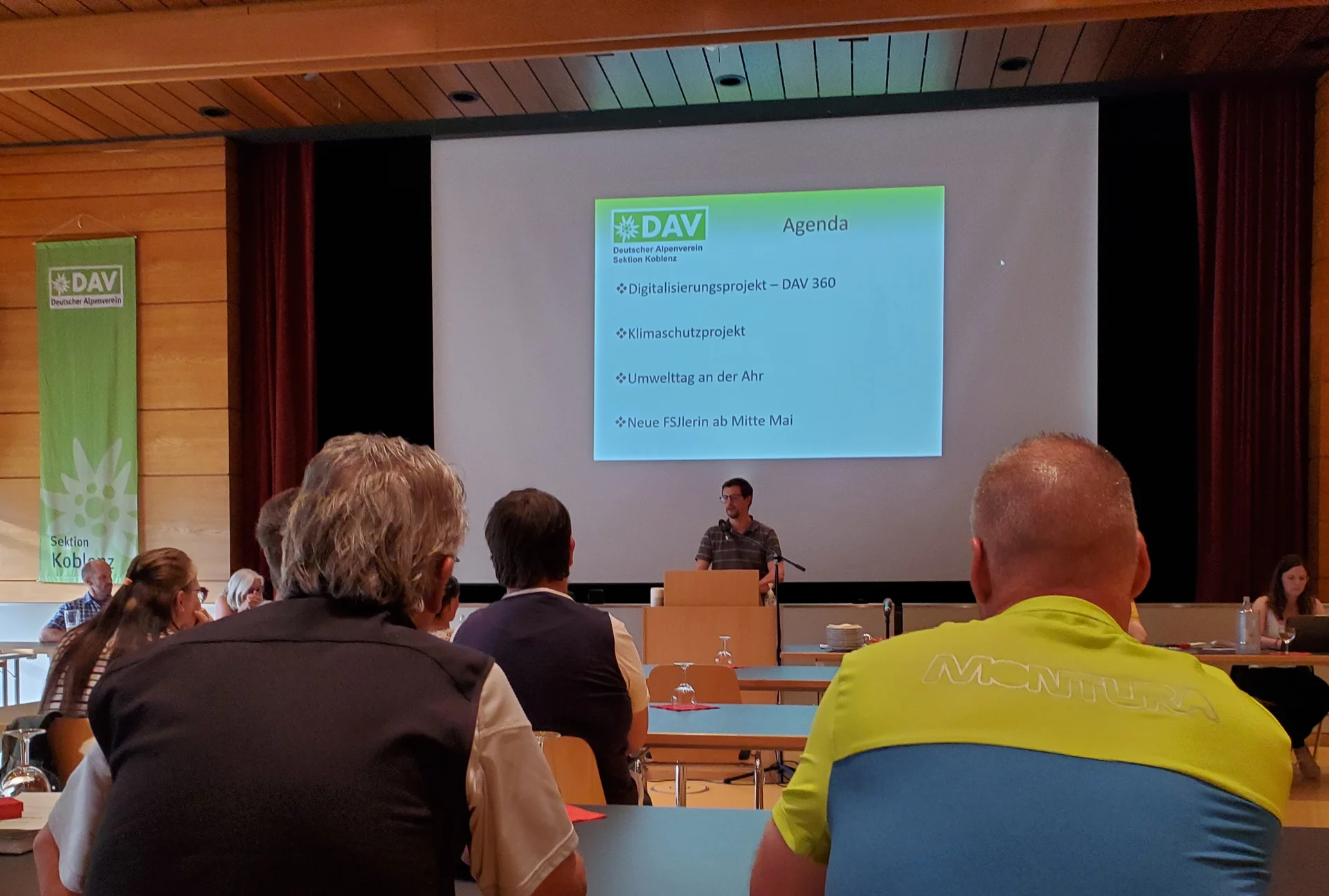 Der stellvertretende Vorsitzende Jörg Bach trägt vor | © Uwe Henning