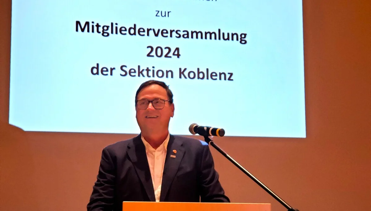 Norbert Dötsch begrüßt die Mitglieder | © Uwe Henning