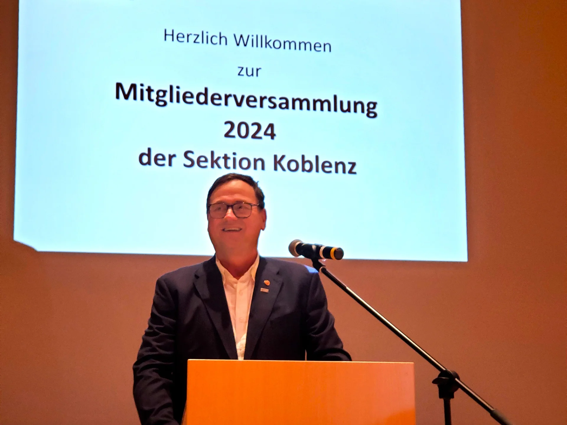 Norbert Dötsch begrüßt die Mitglieder | © Uwe Henning