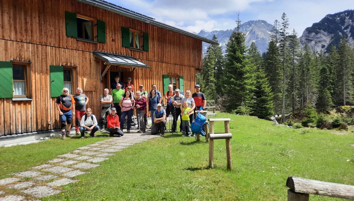 Wandergruppe auf der Krinner-Kofler-Hütte | © DAV Koblenz