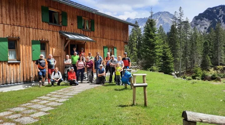 Wandergruppe auf der Krinner-Kofler-Hütte | © DAV Koblenz