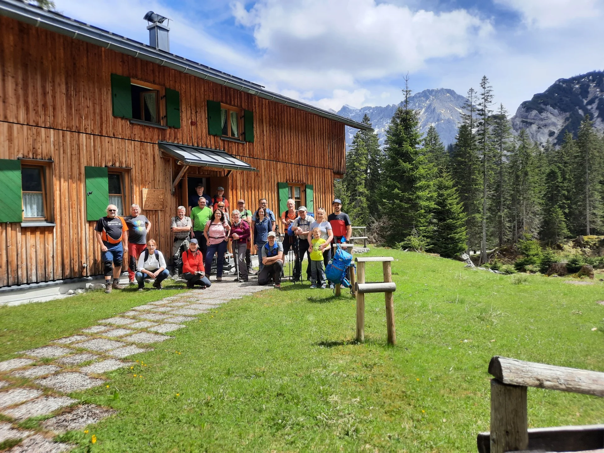 Wandergruppe auf der Krinner-Kofler-Hütte | © DAV Koblenz