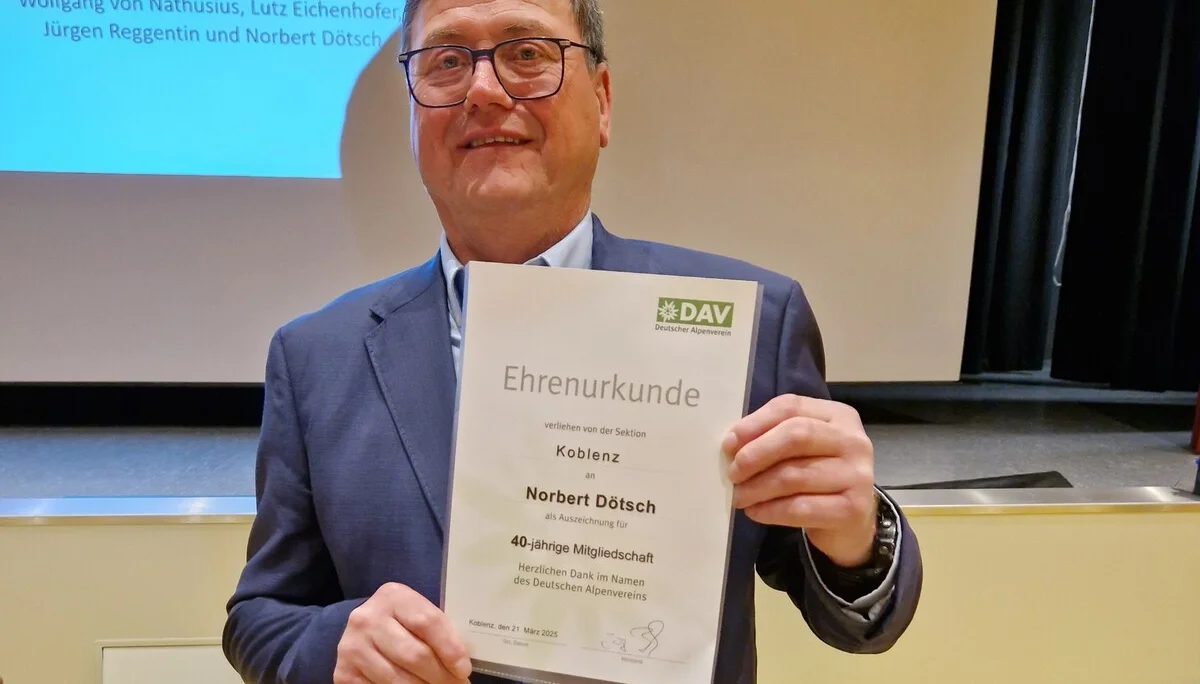 Norbert nimmt dankbar seine Ehrenurkunde entgegen | © Uwe Henning