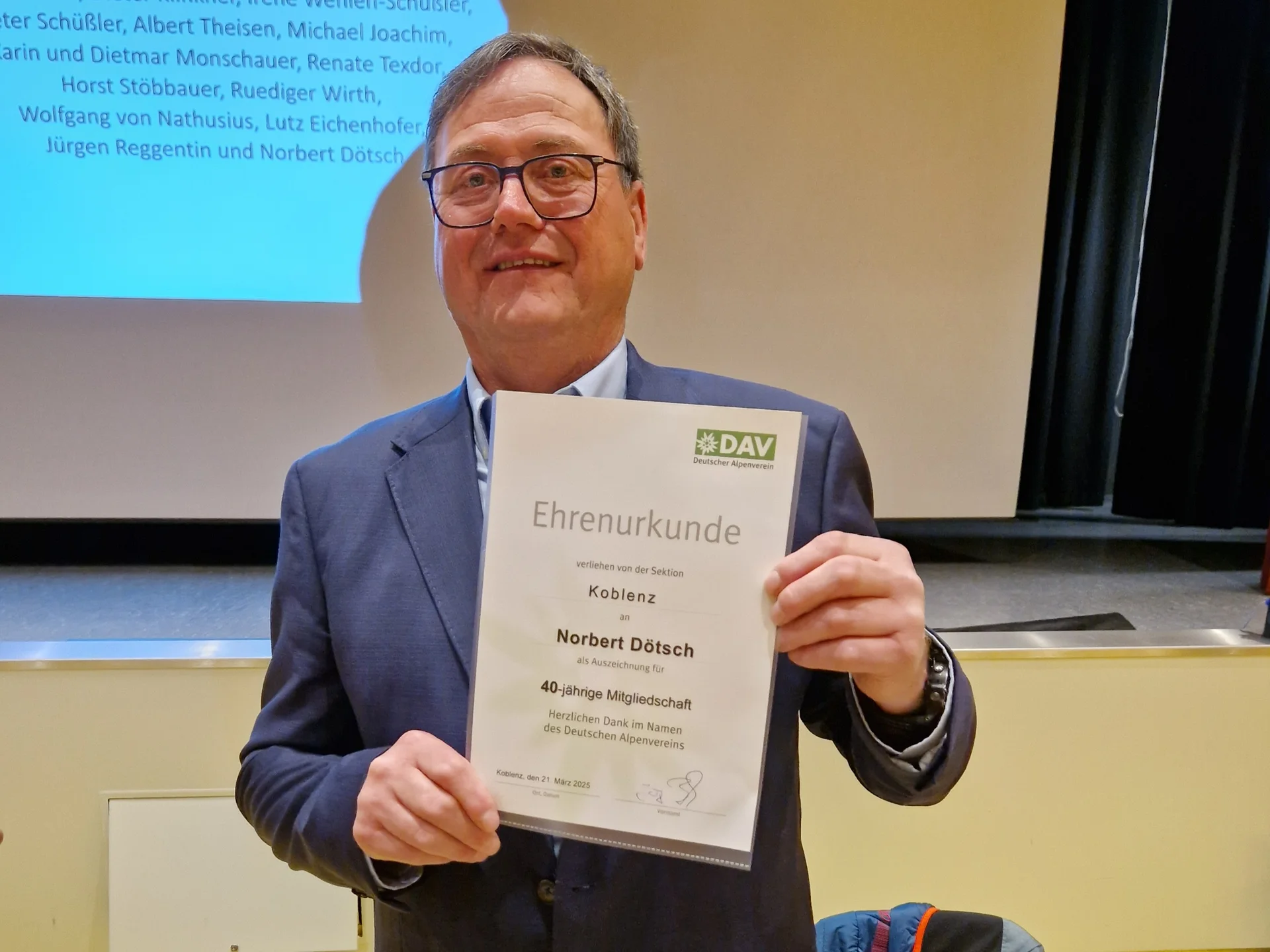 Norbert nimmt dankbar seine Ehrenurkunde entgegen | © Uwe Henning