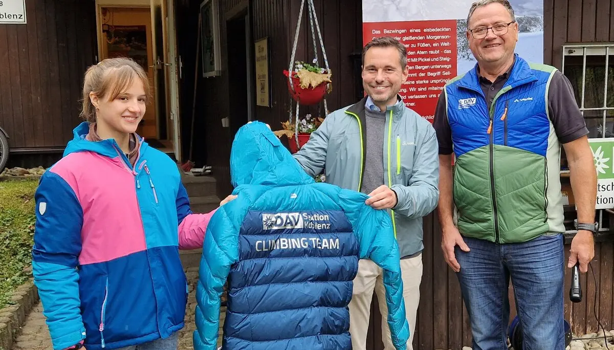 Übergabe Geschenk an Hannah Hattenbach | © Uwe Henning