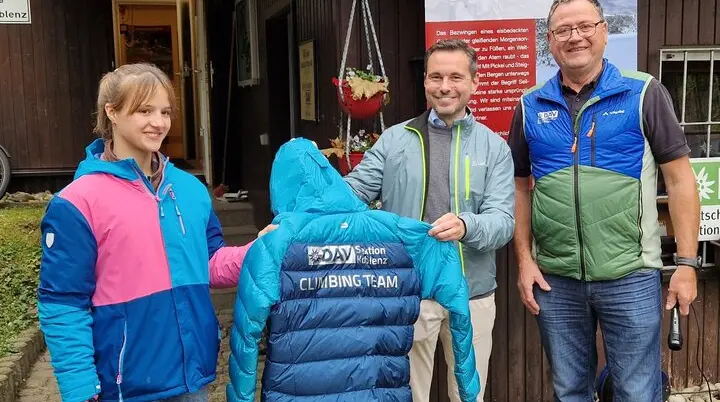 Übergabe Geschenk an Hannah Hattenbach | © Uwe Henning