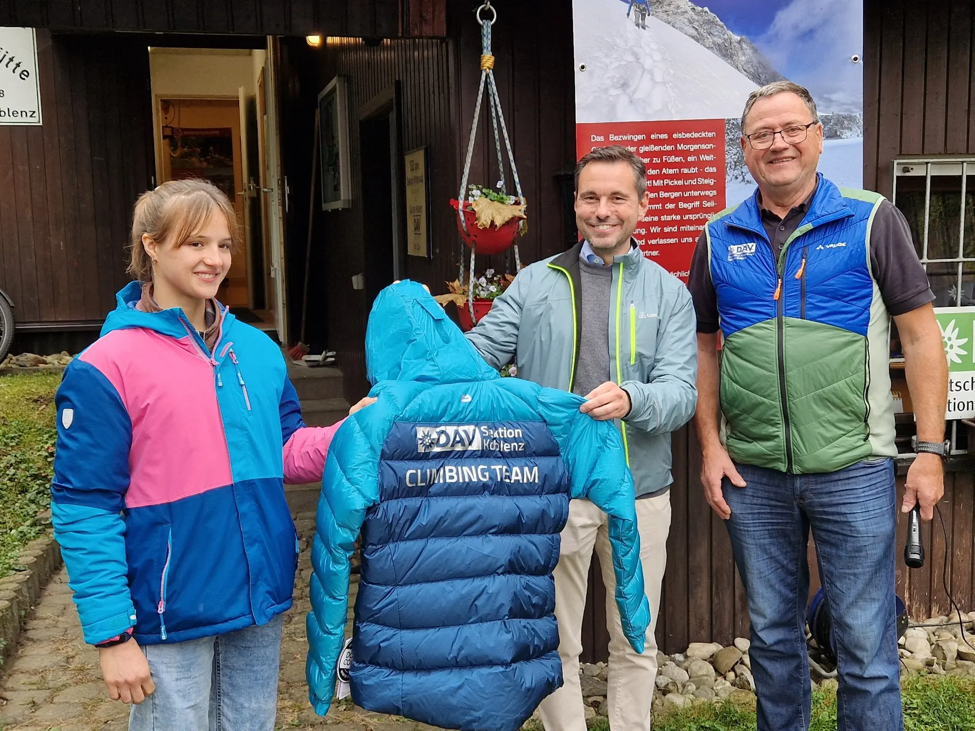 Übergabe Geschenk an Hannah Hattenbach | © Uwe Henning