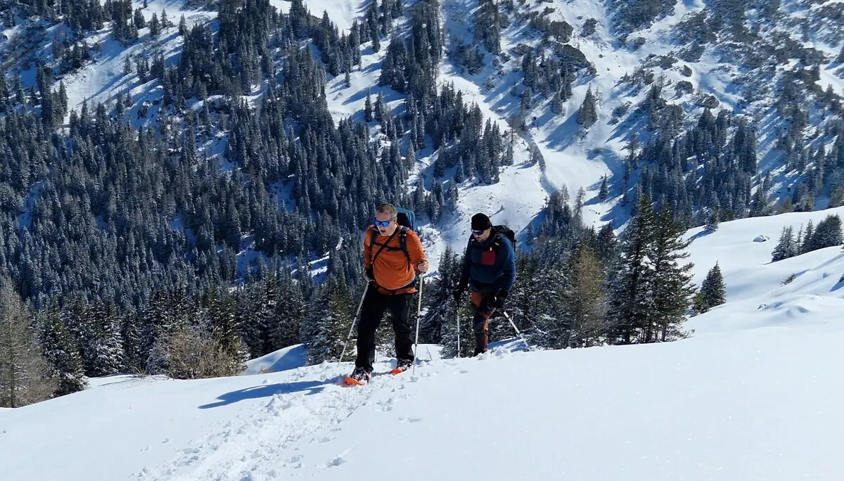 Schneeschuhbergsteigen im alpinen Gelände | © Uwe Henning