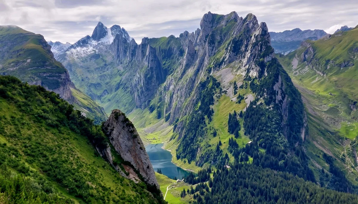 Blick vom Furgglenfirst auf Widderalpstöck und Fählensee | © Peter May