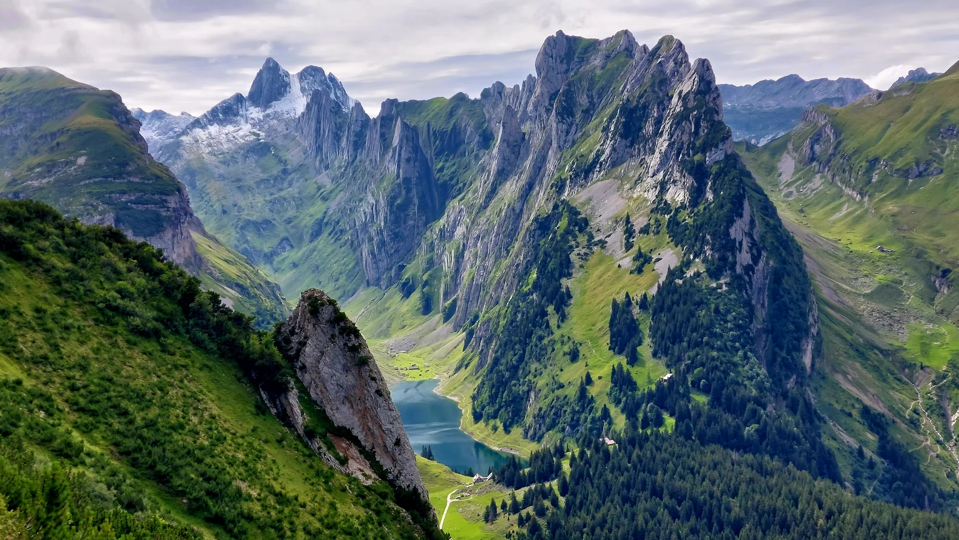 Blick vom Furgglenfirst auf Widderalpstöck und Fählensee | © Peter May