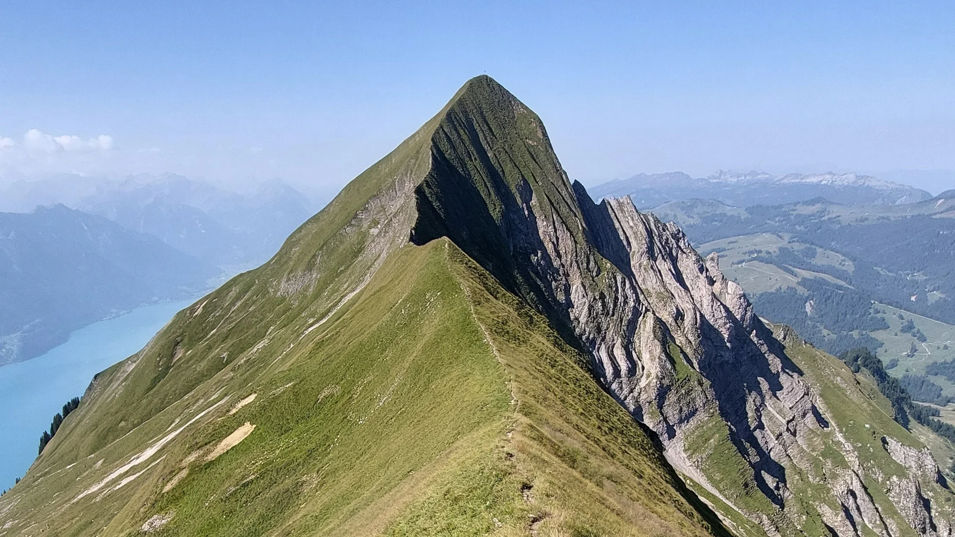 Am Tannhorn führt der Weg genau über die messerscharfe Gratschneide | © Peter May