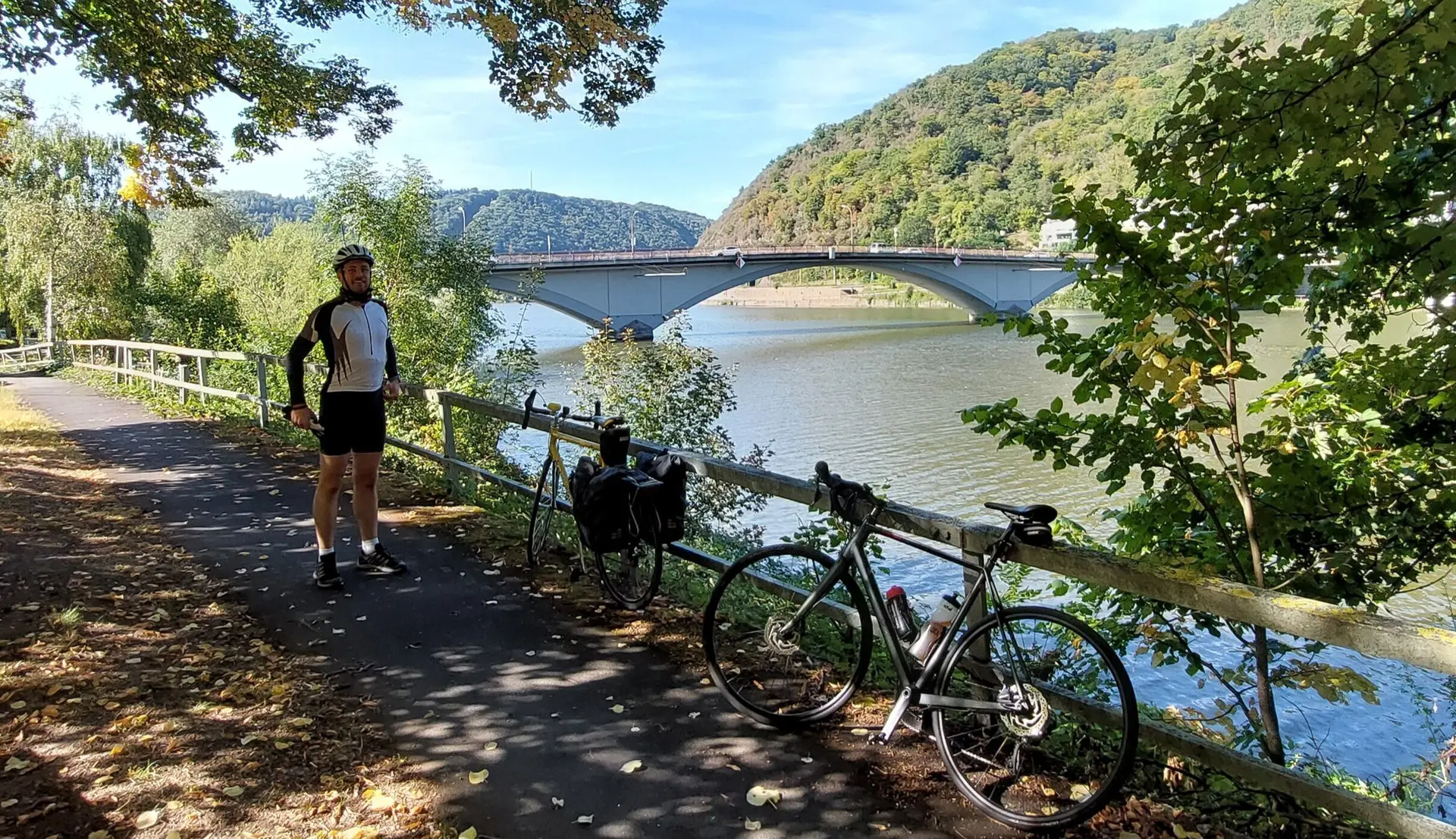 Pause am Moselufer bei Treis-Karden | © Peter May