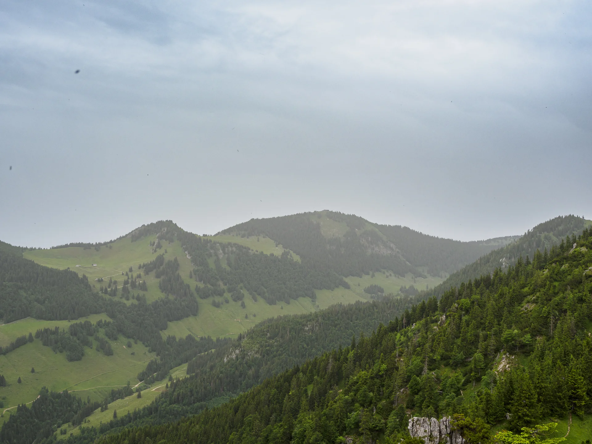 Gipfel im Hintergrund mit dem Hochrieshaus | © DAV Koblenz