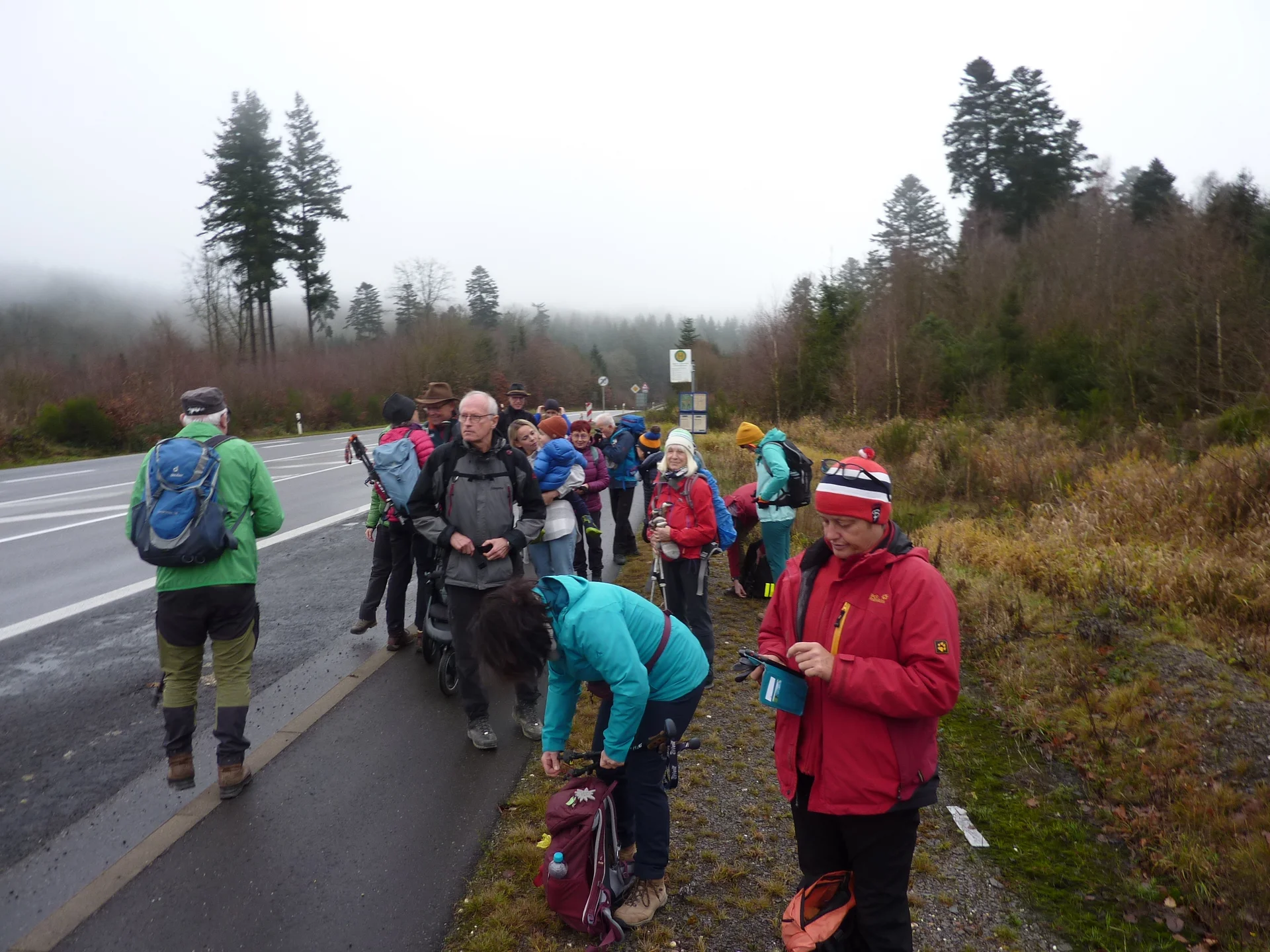Ankunft am Wanderstart Haltestelle Fleckertshöhe | © DAV Koblenz