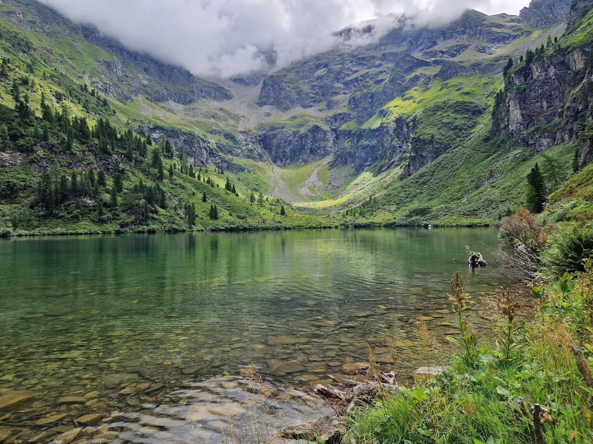Mit Aussicht auf den klaren Bergsee | © DAV Koblenz