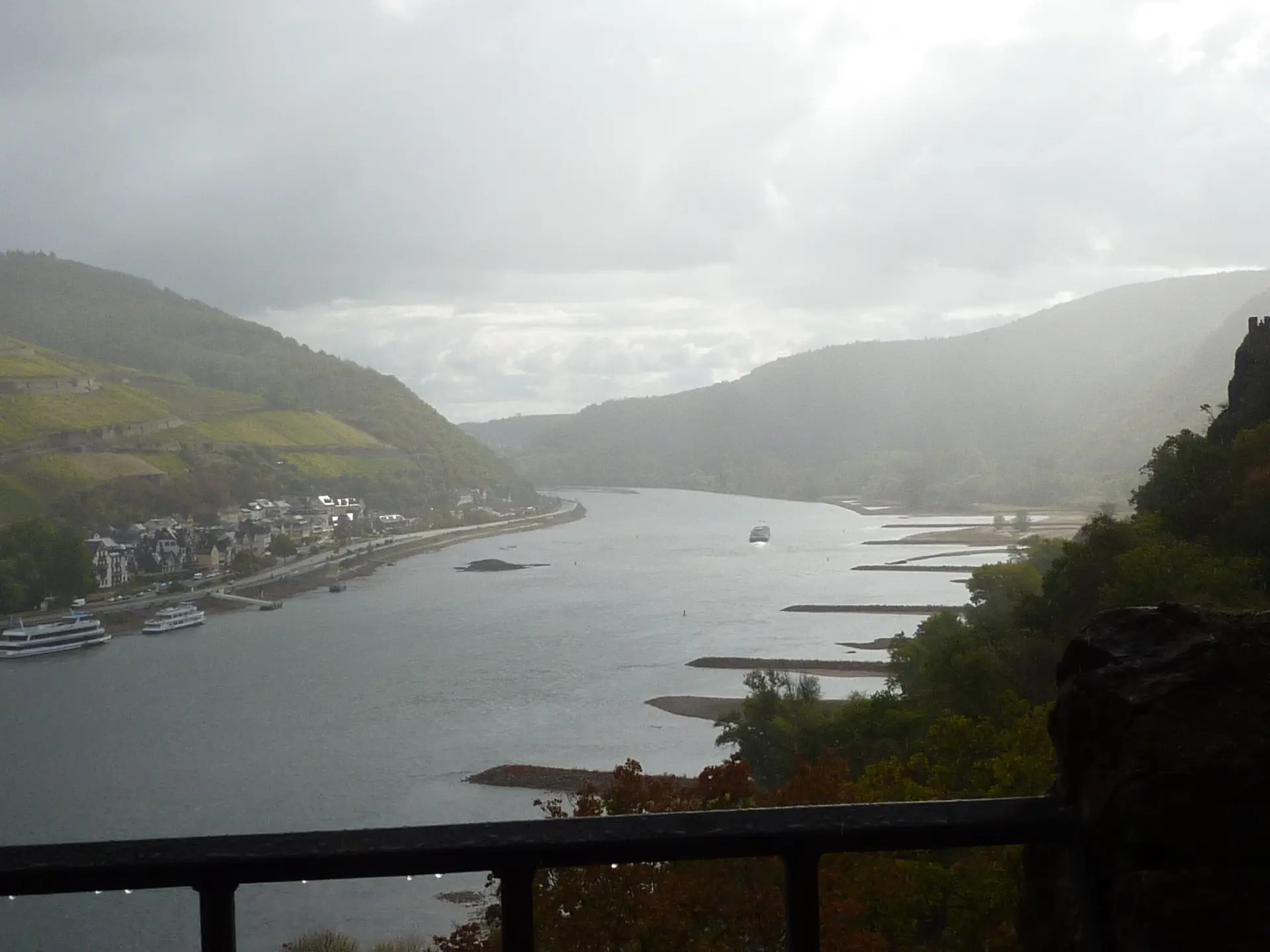 Rheinblick in Regenschauer, links Assmannshausen | © DAV Koblenz