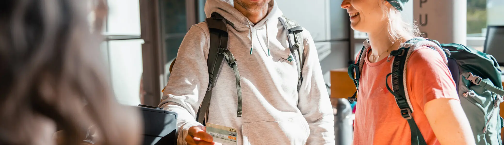 Zwei Personen stehen im ANmeldebereich einer Boulderhalle | © DAV/Marisa Koch