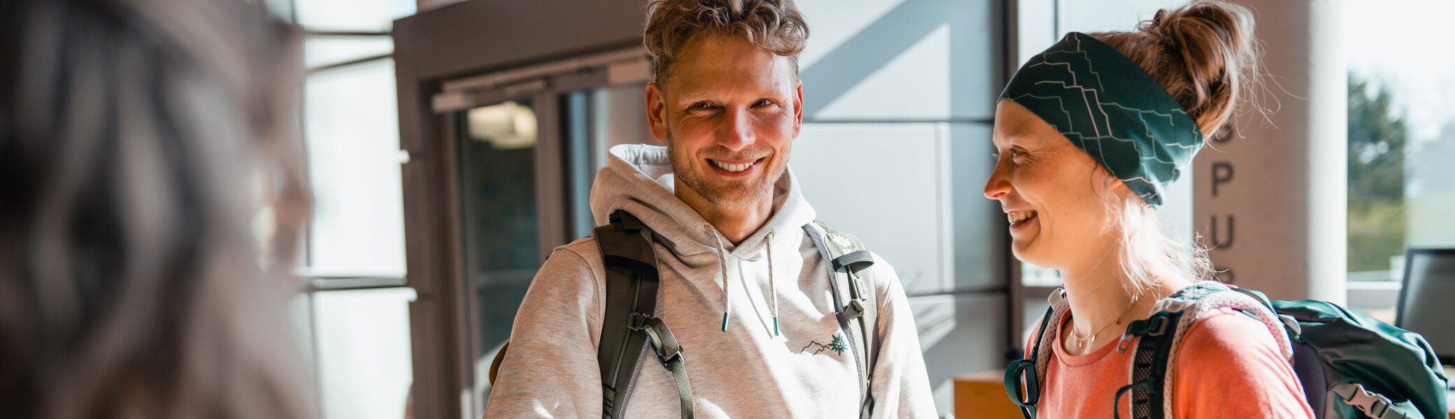 Zwei Personen stehen im ANmeldebereich einer Boulderhalle | © DAV/Marisa Koch